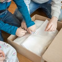 Kinder öffnen Adventures in a box Erlebnis- und Spielekoffer